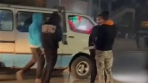 فيديو القاء العاب نارية على ميكروباص