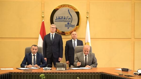 جانب من التوقيع