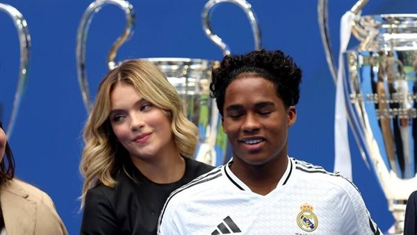 نجم ريال مدريد يتعرض للسخرية بسبب صورة زوجته عارضة الأزياء