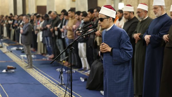 طالب أزهري كفيف يؤم المصلين بالقراءات في صلاة التراويح