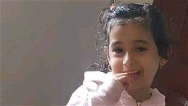 طفلة البحيرة