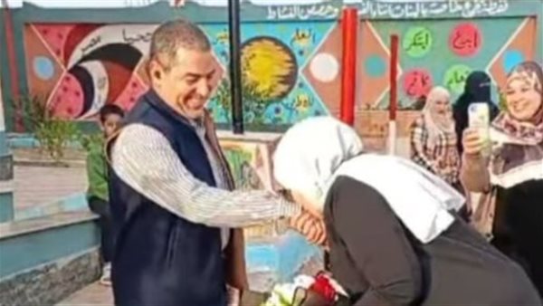 تقبيل مدرسة الحسينية يد زوجها داخل طابور المدرسة