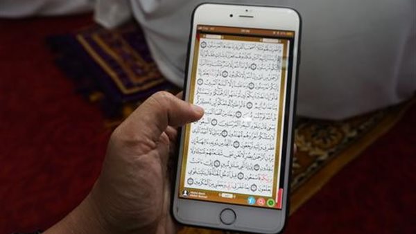 هل يختلف ثواب قراءة القرآن من الهاتف عن المصحف الورقي؟