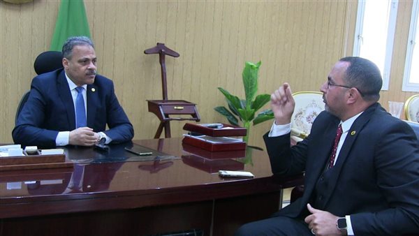 الزميل صديق العيسوي خلال حواره مع محافظ الشرقية 