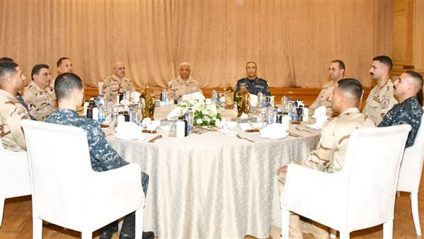 وزير الدفاع والإنتاج الحربى يتناول وجبة الأفطار