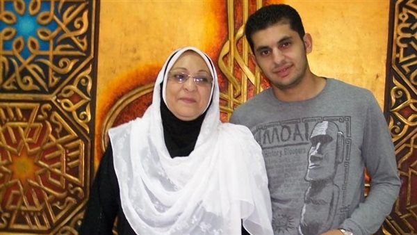 السيدة إكرام والدة الشهيد هشام شتا 