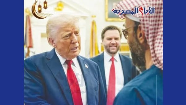 دونالد ترمب مع مستشار الأمن الوطني الإماراتي