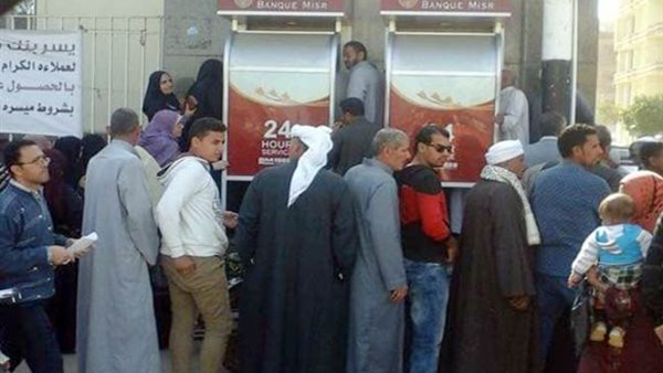 زحام على ماكينات الصرافة