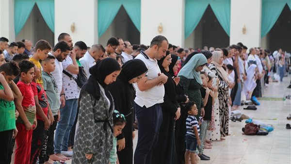 اختلاط الرجال بالنساء في صلاة العيد .. حلال ولا حرام؟