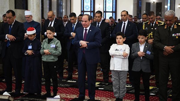 الرئيس السيسي يؤدي صلاة عيد الفطر بمسجد المشير طنطاوي 