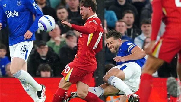 تدخل لاعب إيفرتون على لاعب ليفربول