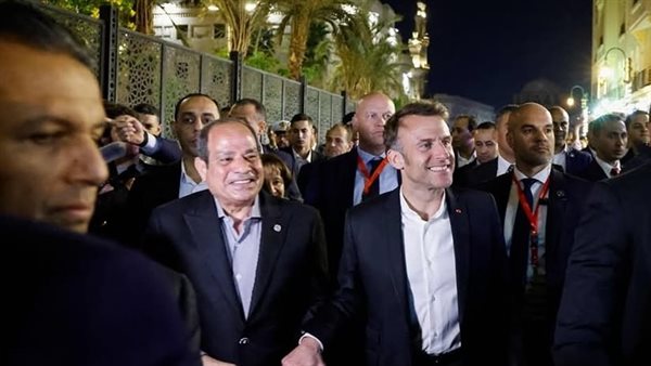 الرئيس السيسي وماكرون في منطقة خان الخليلي