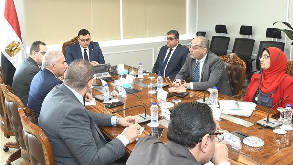 وزير الإسكان يتابع آليات طرح الأراضي والفرص الاستثمارية
