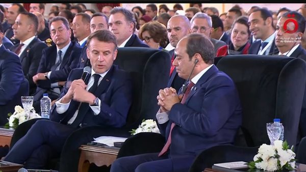 ماكرون مع الرئيس السيسي خلال منتدى رجال الأعمال 