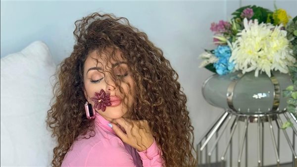 بألوان الربيع ونقوشات الزهور.. ميريام فارس بأحدث إطلالة 