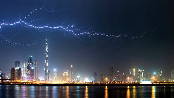 كيف تحمي نفسك من خطر صواعق البرق خلال الأمطار الرعدية؟ 