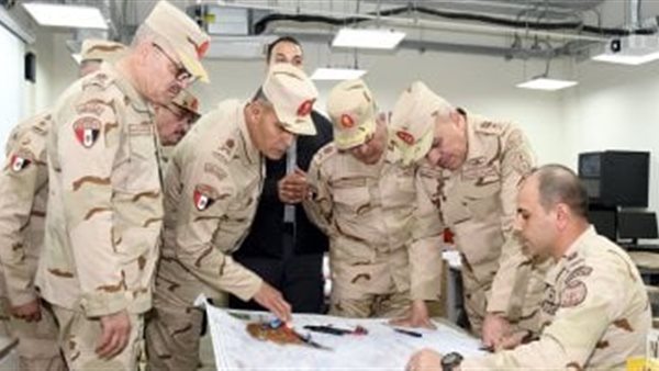 الفريق أحمد خليفة رئيس أركان حرب القوات المسلحة يتفقد الأكاد