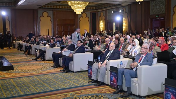 مستشار الرئيس خلال فعاليات المؤتمر بجانب رئيس جامعة القاهرة