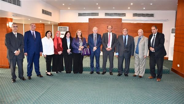جانب من استقبال رئيس جامعة حلوان