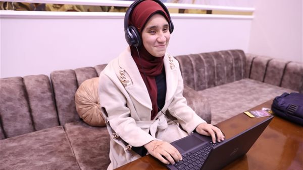 وزارة الاتصالات تسلم طالبة لاب توب