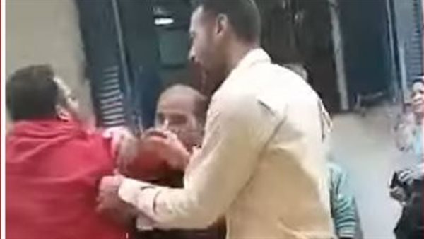 فيديو مشاجرة صيدلي مع مواطن بفرع التأمين الصحي في قويسنا