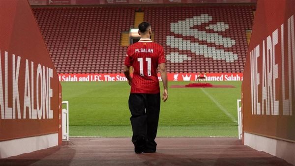 ليفربول يوزع قميص محمد صلاح «مجانا» للجماهير احتفالا بتجديد 