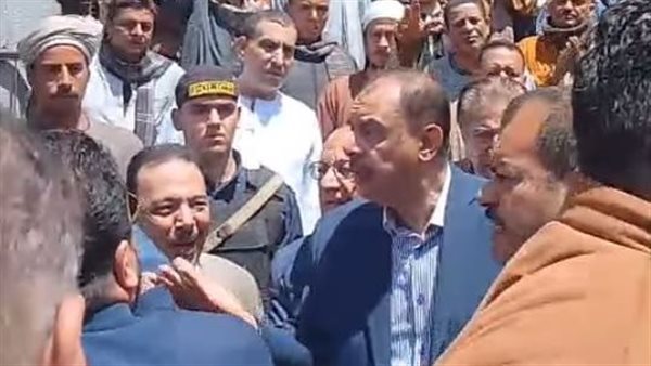 حقيقة صفع سكرتير محافظة سوهاج لنائب المحافظ على وجهه في الدي