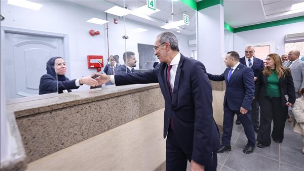 وزير الاتصالات يفتتح مكاتب بريد ويطلق وحدات جديدة للتطبيب