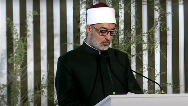 الحبيب الجفري يحاول تقبيل يد مفتي الجمهورية
