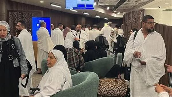 أزمة المصريين العالقين في مطار جدة 