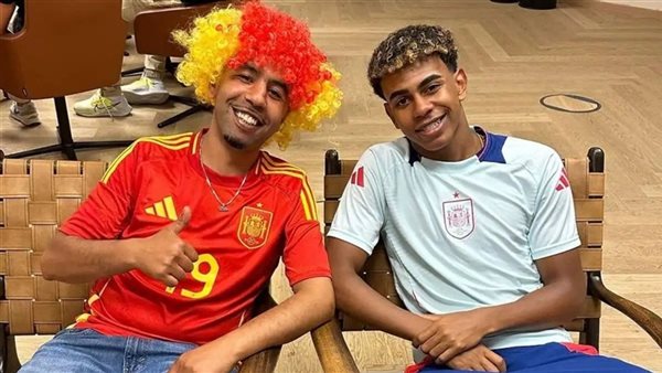 شاهد| ما هو سر غضب جماهير برشلونة من والد لامين جمال؟