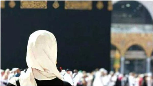 هل يجوز للمرأة ارتداء ثياب غير الأبيض في الحج؟ 