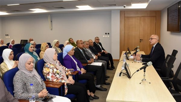رئيس جامعة عين شمس خلال الجلسة 