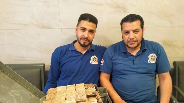 مسعف مصري يعيد 900 ألف جنيه لمصاب في حادث طريق السويس