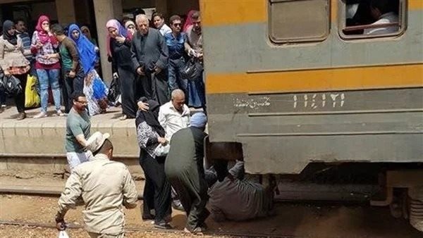 السكة الحديد تفحص واقعة دفع كمسري أحد الركاب خارج القطار 