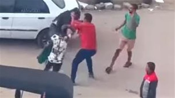 فيديو التعدي علي شاب في مشاجرة بشومة