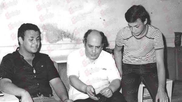 عمرو أديب وشقيقه ووالده