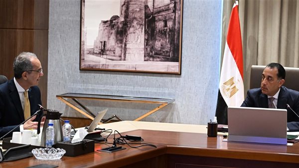 رئيس الوزراء يتابع مع وزير الاتصالات استعدادات تنفيذ قانون ا