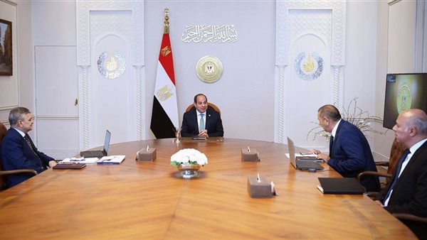 الرئيس السيسي يتطلع على تطورات حركة الملاحة بقناة السويس