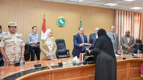 محافظ الشرقية يسلم ملابس الإحرام وتأشيرات السفر