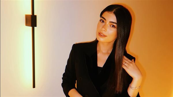 بالبدلة السودة، أول ظهور لـ ليلى زاهر بعد زفافها 
