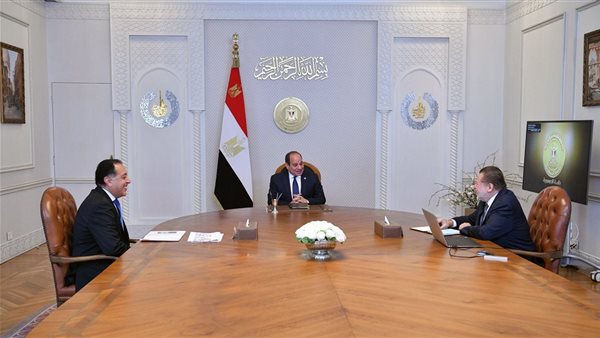 الرئيس السيسي يجتمع مع رئيس الوزراء ومحافظ البنك المركزي