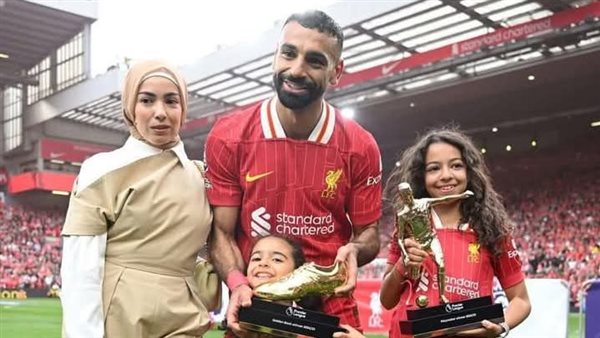 محمد صلاح مع الحذاء الذهبي