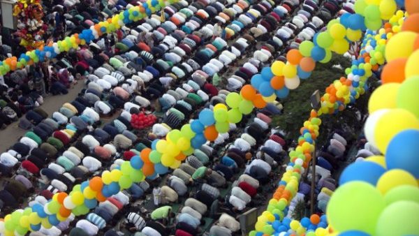 هل تسقط صلاة الجمعة إذا جاءت أول يوم العيد؟
