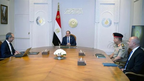 الرئيس عبد الفتاح السيسي، مع وزير الاتصالات 