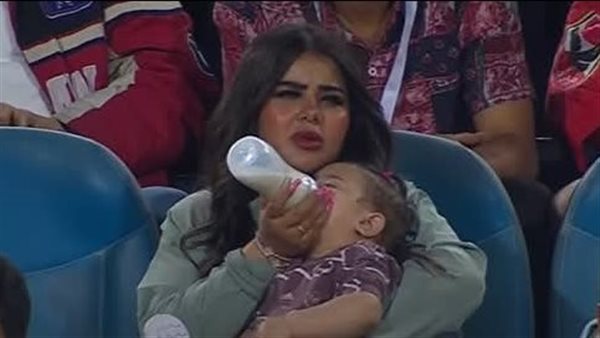 زوجة امام عاشور في المدرجات تتصدر الترند