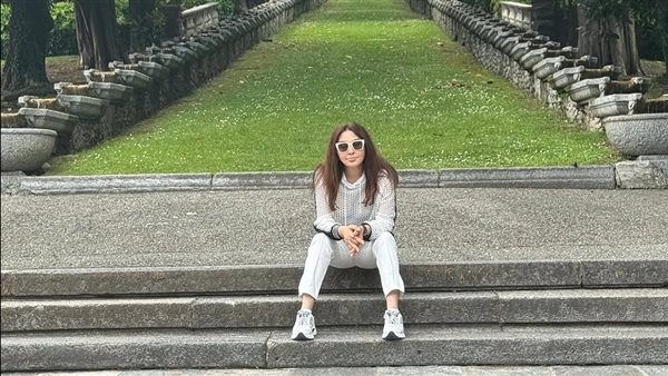 صور إليسا في ميلانو تنفي شائعة إصاباتها بالسرطان