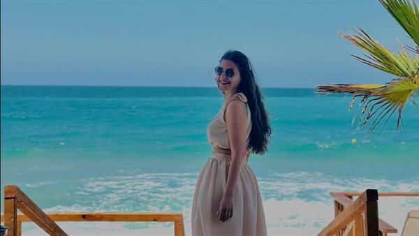  منة فضالي بإطلالة صيفية جريئة من لبنان