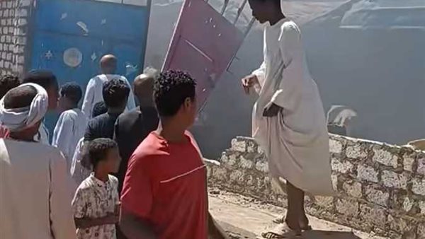 اهالي قرية النجاجرة يحرقون وكر للمخدرات 