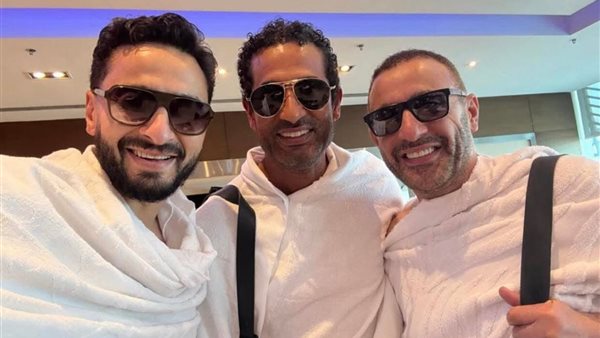 أحمد السقا يؤدي مناسك الحج برفقة حمادة هلال وعمرو سعد.